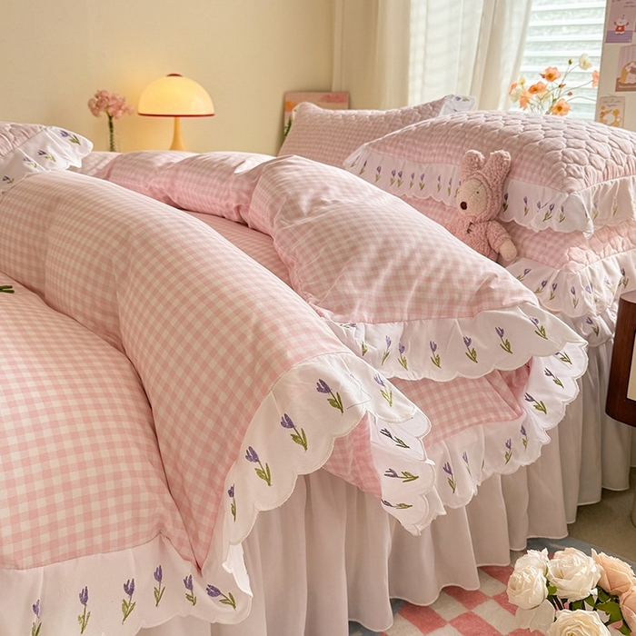 91家纺网 家纺一手货源 找家纺 金盛皇朝家纺 2025新款格子空间水洗棉床裙 格子空间-多巴胺粉