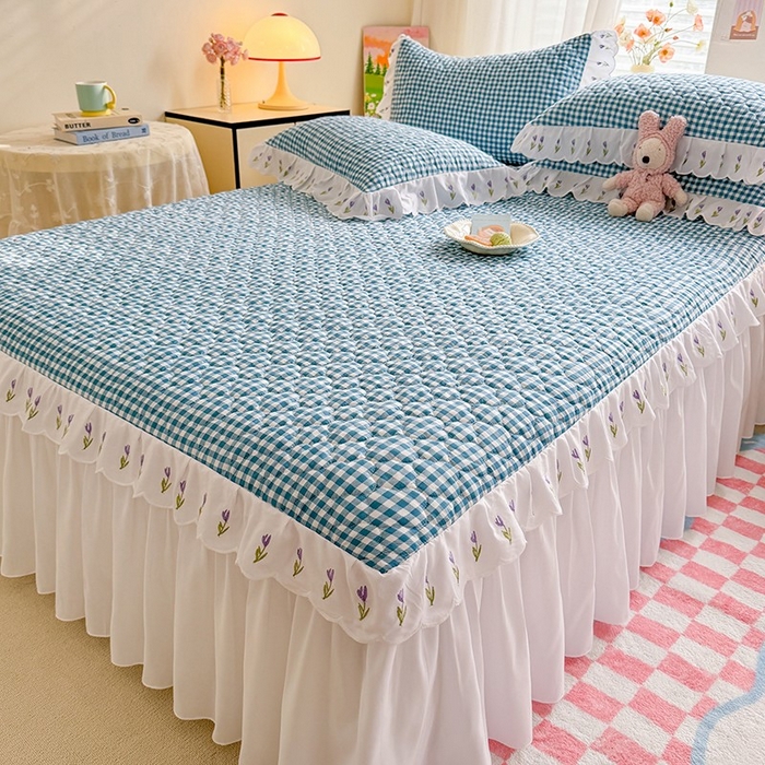 91家纺网 家纺一手货源 找家纺 金盛皇朝家纺 2025新款格子空间水洗棉床裙 格子空间-爱丽丝蓝