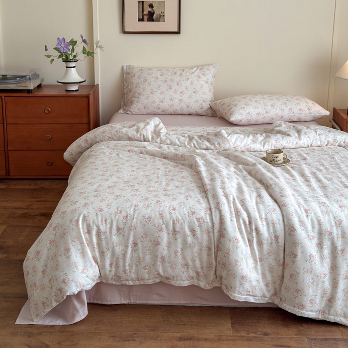 91家纺网 家纺一手货源 找家纺 亿梵家居 2025新款A类母婴级有氧全棉纯棉双层纱纯棉印花四件套-床拍图 若欢-粉