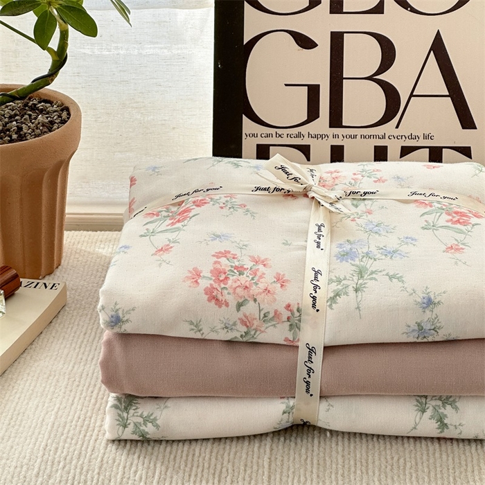 91家纺网 家纺一手货源 找家纺 亿梵家居 2025新款A类母婴级有氧全棉纯棉双层纱纯棉印花四件套-叠拍图 芳若-米