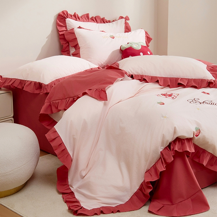 91家纺网 家纺一手货源 找家纺 绒梦里 A类全棉水洗棉韩版贴布绣草莓四件套-小莓好系列 红色小莓好