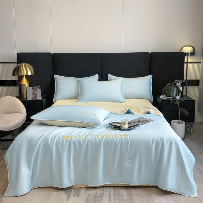 91家纺网 家纺一手货源 找家纺 吾诺 2025 双拼及羽毛刺绣夏被四件套绣花夏被水洗天丝夏被水洗真丝夏凉被空调被 天空蓝-奶黄