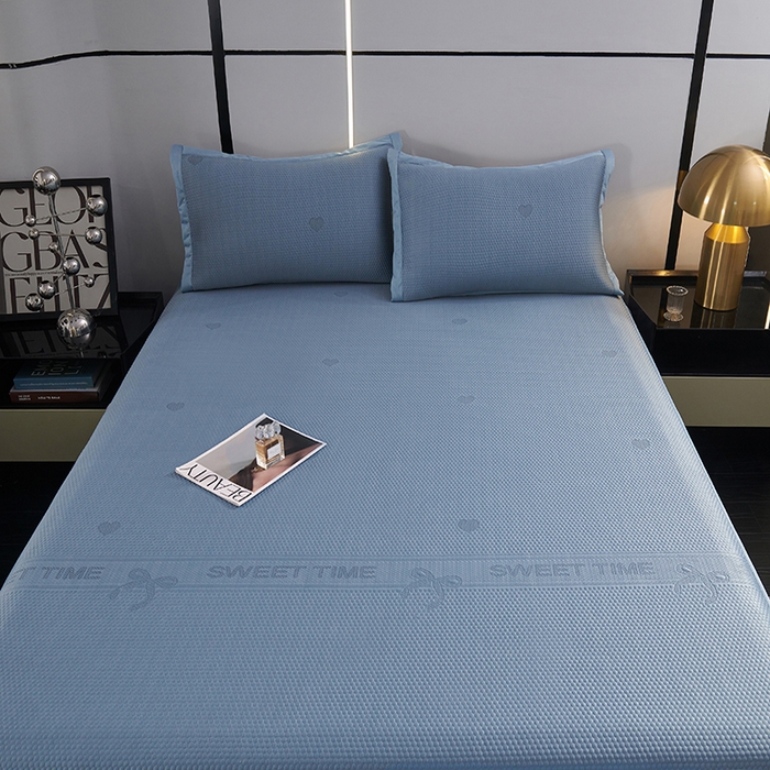 91家纺网 家纺一手货源 找家纺 青雅席业 2025新款7A抗菌母婴级纯乙纶PE刺绣凉感丝豆豆席 床笠花边款 爱心蝴蝶结-蓝