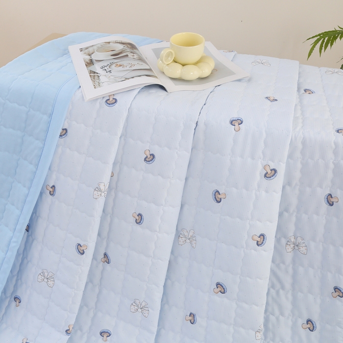 91家纺网 家纺一手货源 找家纺 被多多被业  2025新款小清新印花小竺棉多针绗绣夏凉被 小蘑菇