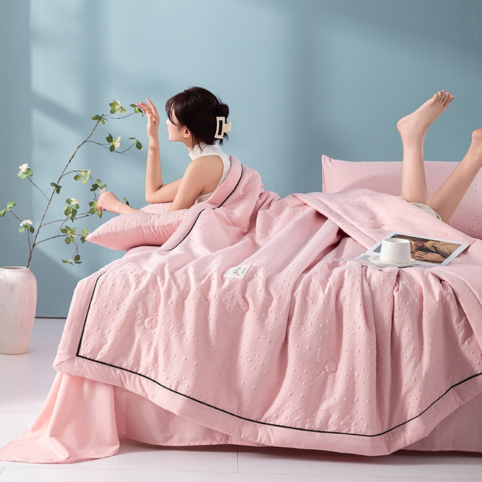 91家纺网 家纺一手货源 找家纺 吾诺 2025 凉豆豆针织棉双层纱夏被四件套水洗棉夏凉被空调被 豆豆粉