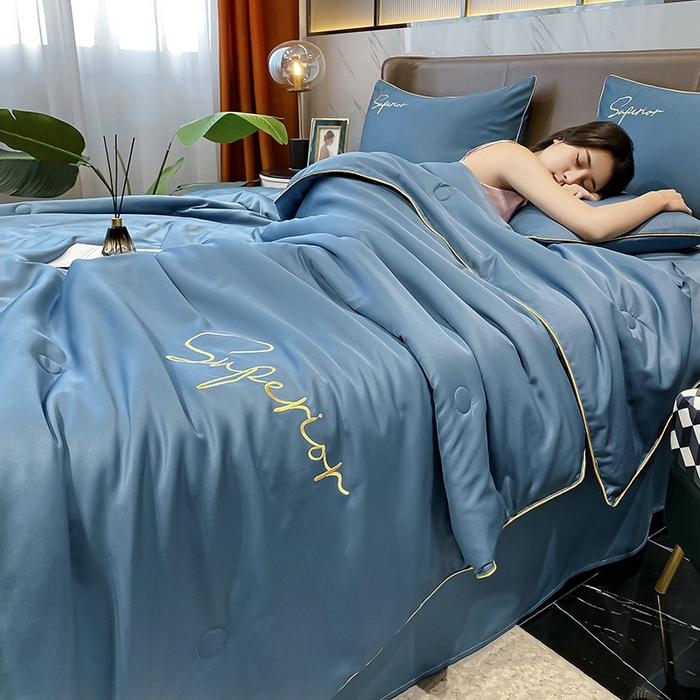91家纺网 家纺一手货源 找家纺 吾诺 2025 字母刺绣水洗天丝夏被四件套水洗真丝夏凉被空调被绣花夏被 字母静谧蓝