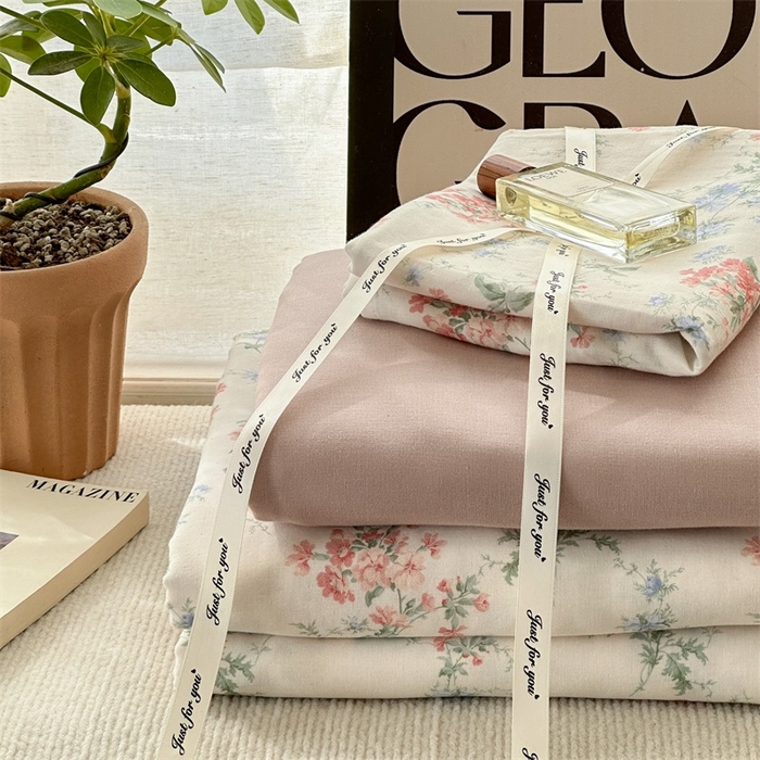 91家纺网 家纺一手货源 找家纺 亿梵家居 2025新款A类母婴级有氧全棉纯棉双层纱纯棉印花四件套-叠拍图 芳若-米