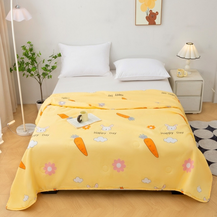 91家纺网 家纺一手货源 找家纺 2025新款亲肤绒礼品夏被窄边 快乐兔