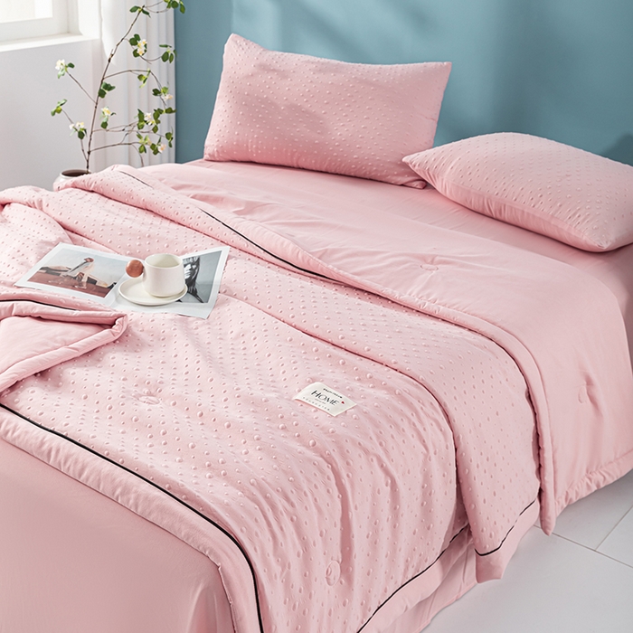 91家纺网 家纺一手货源 找家纺 吾诺 2025 凉豆豆针织棉双层纱夏被四件套水洗棉夏凉被空调被 豆豆粉