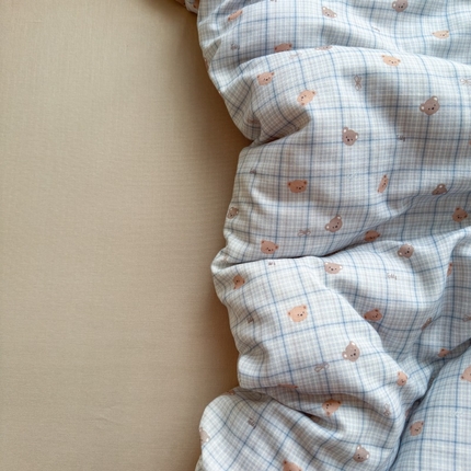 91家纺网 家纺一手货源 找家纺 亿梵家居 2025新款A类母婴级有氧全棉纯棉双层纱纯棉印花四件套-床拍图 韩系小熊-兰