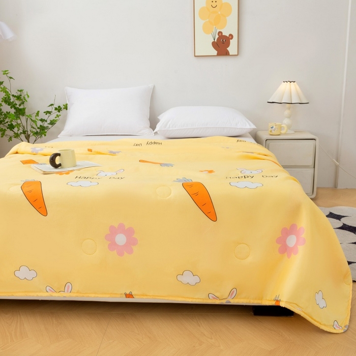 91家纺网 家纺一手货源 找家纺 2025新款亲肤绒礼品夏被窄边 快乐兔