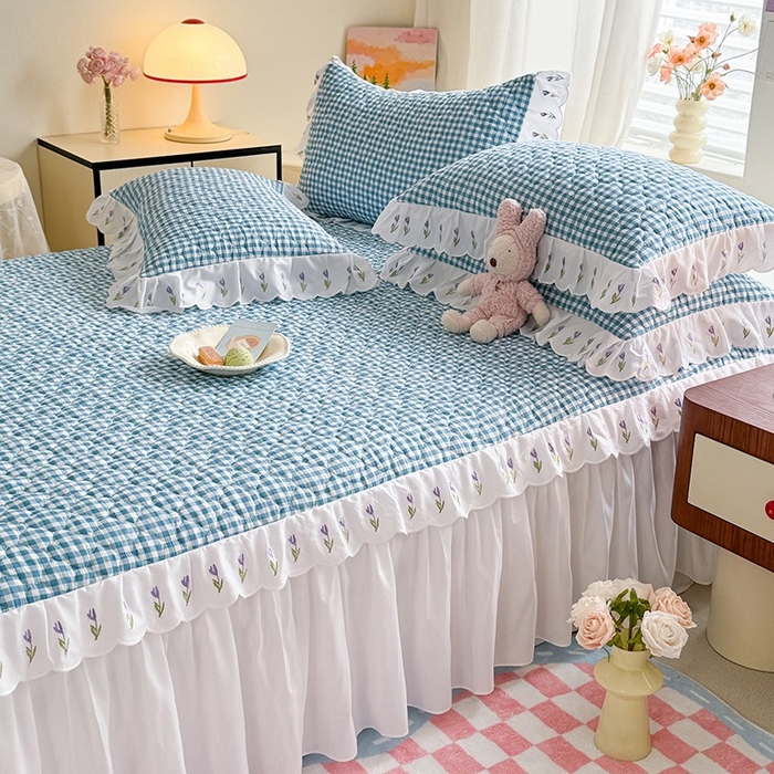 91家纺网 家纺一手货源 找家纺 金盛皇朝家纺 2025新款格子空间水洗棉床裙 格子空间-爱丽丝蓝