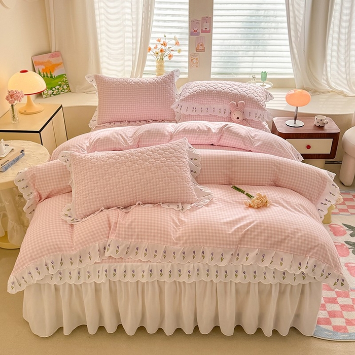 91家纺网 家纺一手货源 找家纺 金盛皇朝家纺 2025新款格子空间水洗棉床裙 格子空间-多巴胺粉