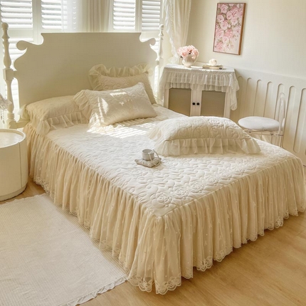 91家纺网 家纺一手货源 找家纺 （总）2025新款韩式蕾丝丝光棉夹棉床裙-蜜芙