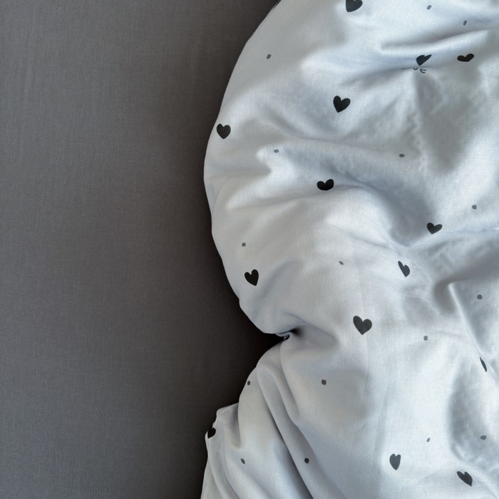 91家纺网 家纺一手货源 找家纺 亿梵家居 2025新款A类母婴级有氧全棉纯棉双层纱纯棉印花四件套-床拍图 心恋-灰