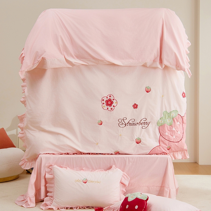 91家纺网 家纺一手货源 找家纺 （总）绒梦里 A类全棉水洗棉韩版贴布绣四件套高支纯棉草莓刺绣花边套件-小莓好系列