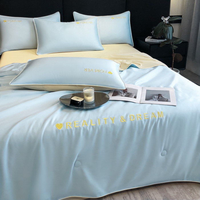 91家纺网 家纺一手货源 找家纺 吾诺 2025 双拼及羽毛刺绣夏被四件套绣花夏被水洗天丝夏被水洗真丝夏凉被空调被 天空蓝-奶黄