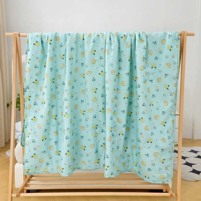 91家纺网 家纺一手货源 找家纺 2025新款亲肤绒礼品夏被窄边 蓝韵花田