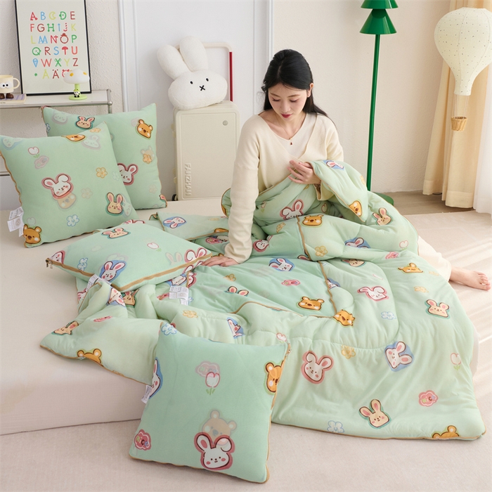 91家纺网 家纺一手货源 找家纺 照世 2025新款凉感丝印花抱枕被 圈圈兔