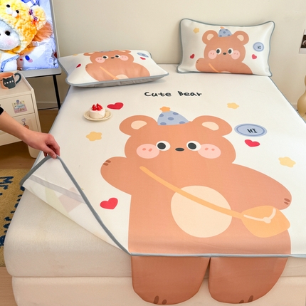 91家纺网 家纺一手货源 找家纺 莱米家纺 2025春夏新款大版碳光冰丝席凉席席子 乖乖熊