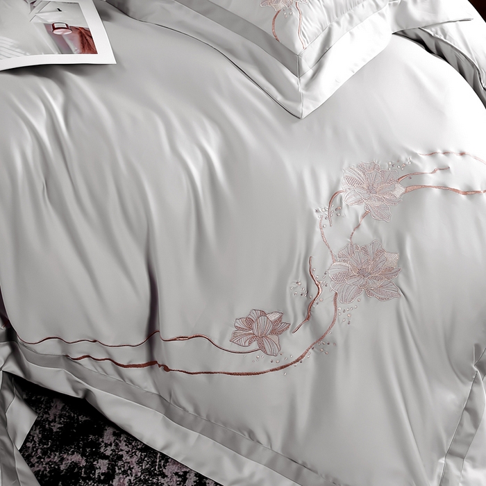 91家纺网 家纺一手货源 找家纺 U品汇 2025新款60支天丝棉莱赛尔纤维刺绣花四件套纯棉全棉凉感丝滑礼盒包装（西雅图） 西雅图-极光灰