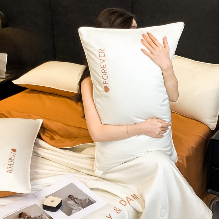 91家纺网 家纺一手货源 找家纺 吾诺 2025 双拼及羽毛刺绣夏被四件套绣花夏被水洗天丝夏被水洗真丝夏凉被空调被 奶昔白-焦糖