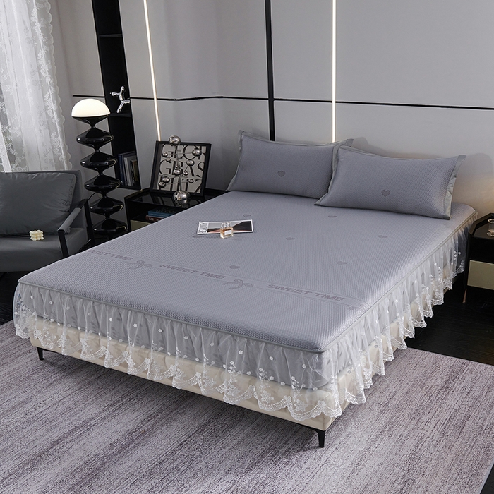 91家纺网 家纺一手货源 找家纺 青雅席业 2025新款7A抗菌母婴级纯乙纶PE刺绣凉感丝豆豆席 床笠花边款 爱心蝴蝶结-灰