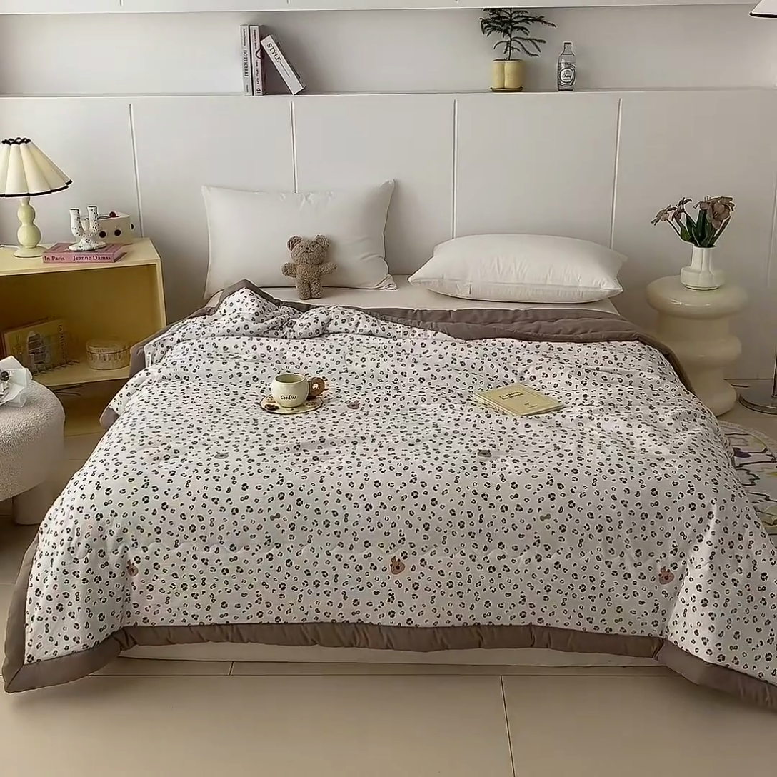 91家纺网 家纺一手货源 找家纺 爱宝被业 2025新款亲肤棉印花100%新疆棉花夏被空调被 心动-咖