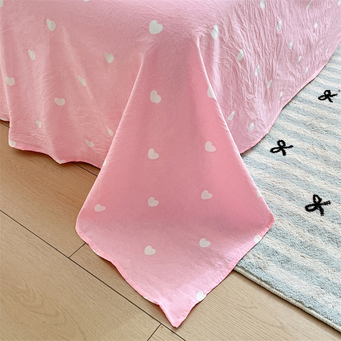 91家纺网 家纺一手货源 找家纺 盛秋家纺 2025新款水洗棉印花四件套-卡通系列 花满天+粉爱心