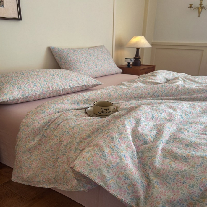 91家纺网 家纺一手货源 找家纺 亿梵家居 2025新款A类母婴级有氧全棉纯棉双层纱纯棉印花四件套-床拍图 蕾拉花园