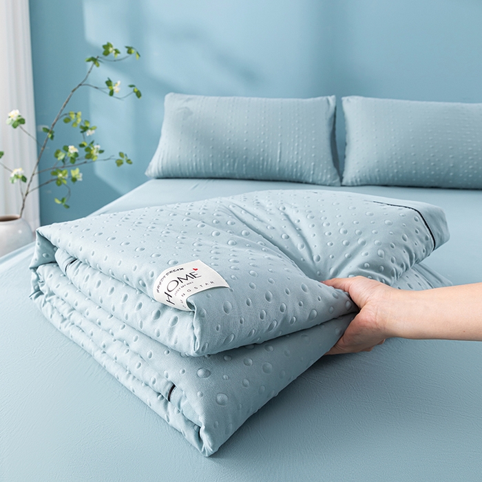 91家纺网 家纺一手货源 找家纺 吾诺 2025 凉豆豆针织棉双层纱夏被四件套水洗棉夏凉被空调被 豆豆蓝