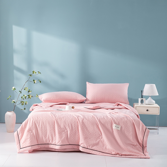 91家纺网 家纺一手货源 找家纺 吾诺 2025 凉豆豆针织棉双层纱夏被四件套水洗棉夏凉被空调被 豆豆粉