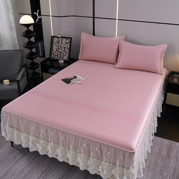 91家纺网 家纺一手货源 找家纺 青雅席业 2025新款7A抗菌母婴级纯乙纶PE刺绣凉感丝豆豆席 床笠花边款 爱心蝴蝶结-粉