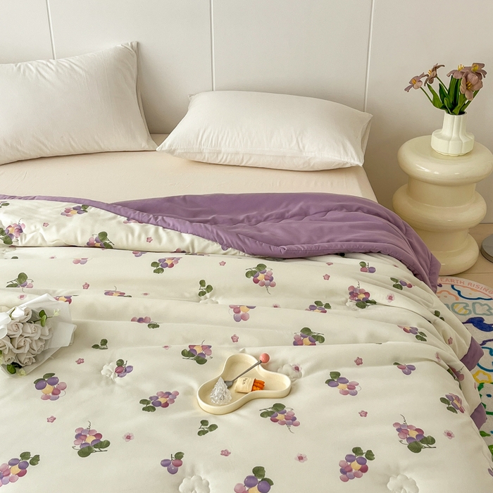 91家纺网 家纺一手货源 找家纺 爱宝被业 2025新款亲肤棉印花100%新疆棉花夏被空调被 紫色葡萄