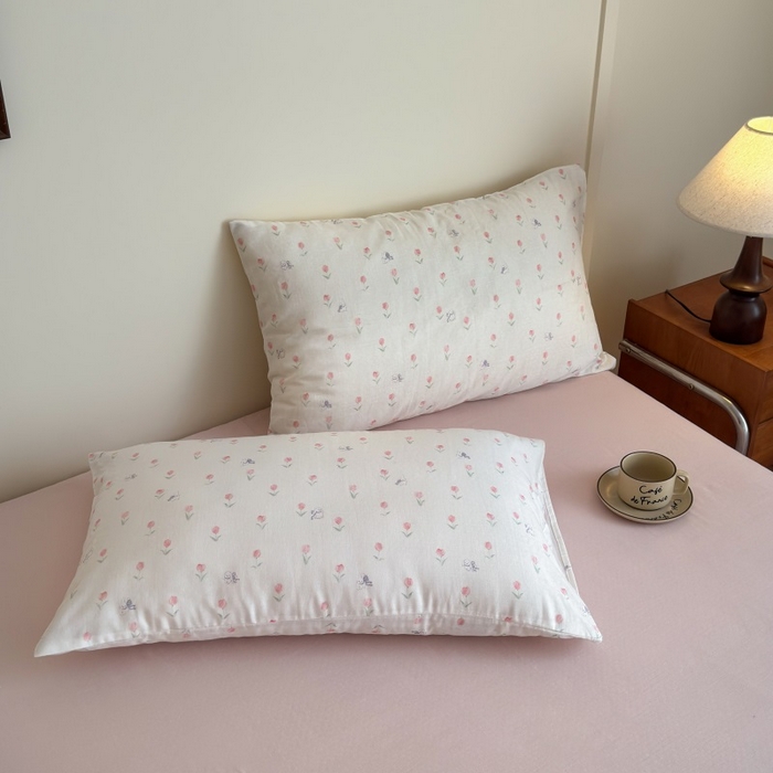 91家纺网 家纺一手货源 找家纺 亿梵家居 2025新款A类母婴级有氧全棉纯棉双层纱纯棉印花四件套-床拍图 朵拉-粉