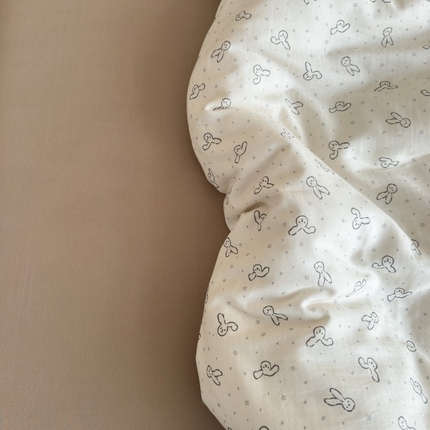 91家纺网 家纺一手货源 找家纺 亿梵家居 2025新款A类母婴级有氧全棉纯棉双层纱纯棉印花四件套-床拍图 心萌兔