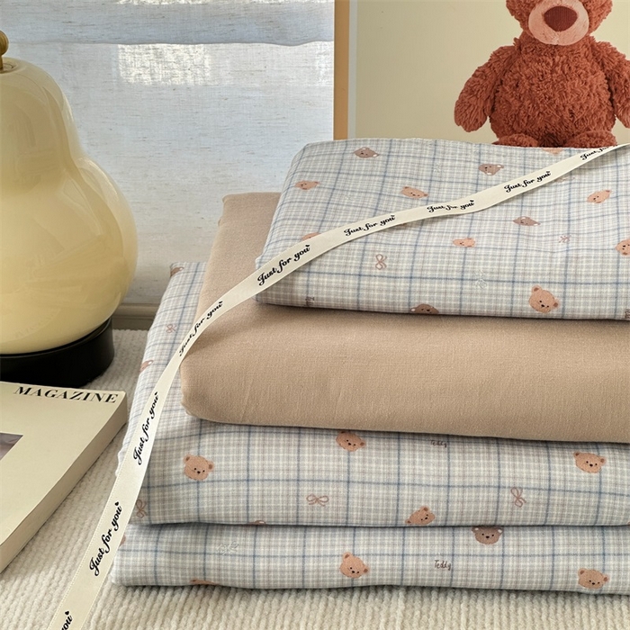 91家纺网 家纺一手货源 找家纺 亿梵家居 2025新款A类母婴级有氧全棉纯棉双层纱纯棉印花四件套-叠拍图 韩系小熊-兰