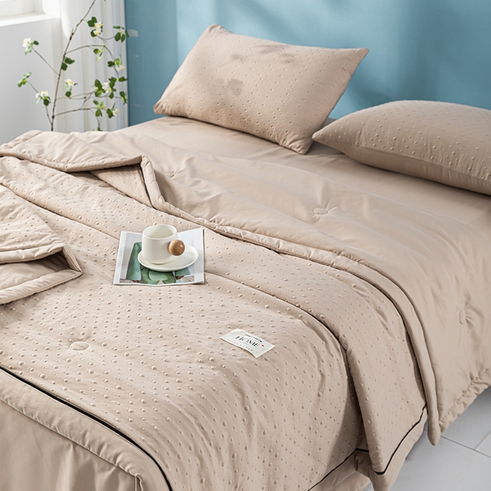 91家纺网 家纺一手货源 找家纺 吾诺 2025 凉豆豆针织棉双层纱夏被四件套水洗棉夏凉被空调被 豆豆咖