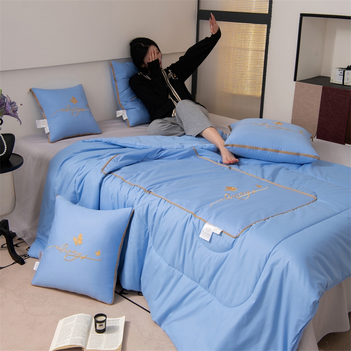 91家纺网 家纺一手货源 找家纺 照世家纺 2025新款柔软透气全棉抱枕被-蝶影 蝶影-天蓝