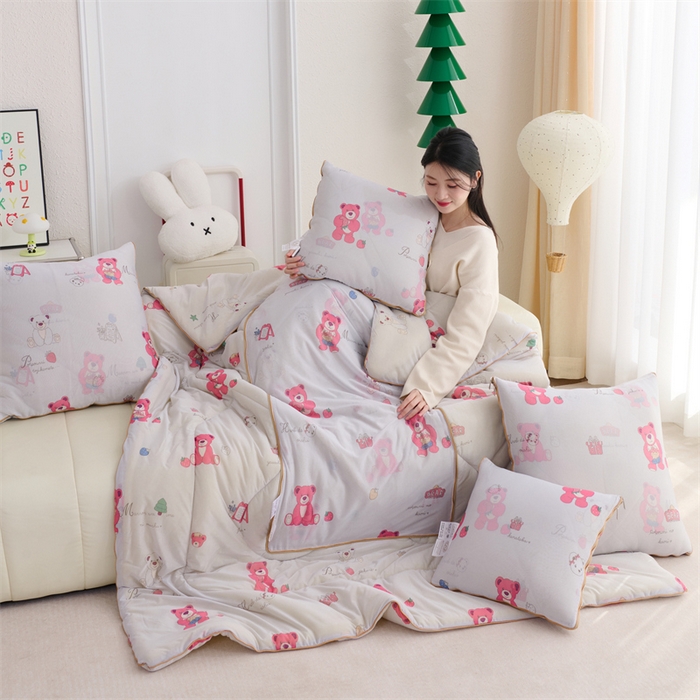 91家纺网 家纺一手货源 找家纺 照世 2025新款凉感丝印花抱枕被 熊熊乐园