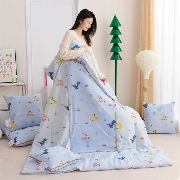 91家纺网 家纺一手货源 找家纺 照世 2025新款凉感丝印花抱枕被 恐龙假期