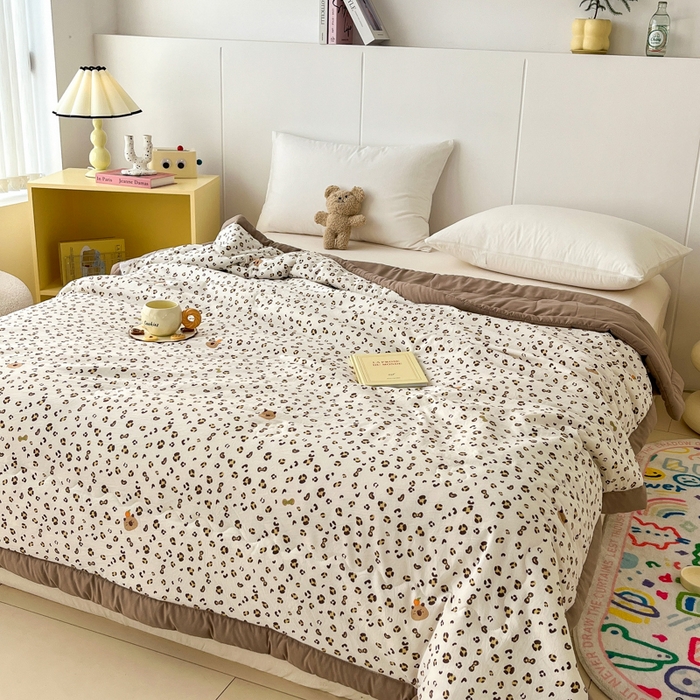 91家纺网 家纺一手货源 找家纺 爱宝被业 2025新款亲肤棉印花100%新疆棉花夏被空调被 心动-咖