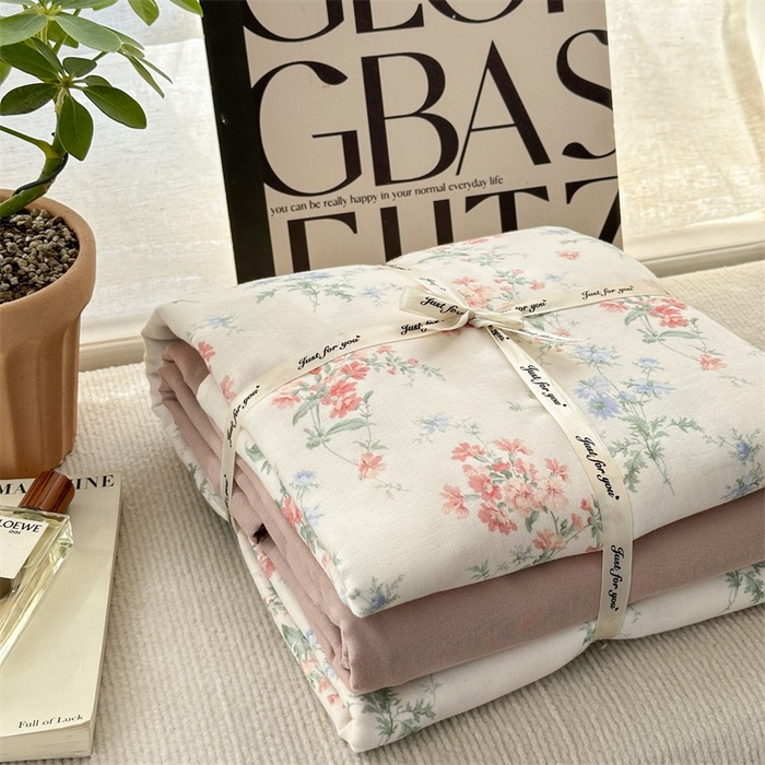 91家纺网 家纺一手货源 找家纺 亿梵家居 2025新款A类母婴级有氧全棉纯棉双层纱纯棉印花四件套-叠拍图 芳若-米