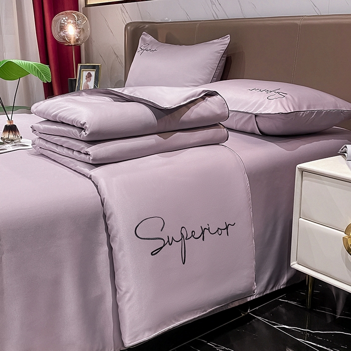 91家纺网 家纺一手货源 找家纺 吾诺 2025 字母刺绣水洗天丝夏被四件套水洗真丝夏凉被空调被绣花夏被 字母烟熏紫