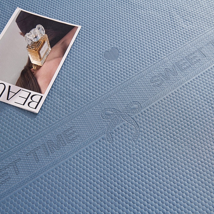 91家纺网 家纺一手货源 找家纺 青雅席业 2025新款7A抗菌母婴级纯乙纶PE刺绣凉感丝豆豆席 床笠花边款 爱心蝴蝶结-蓝