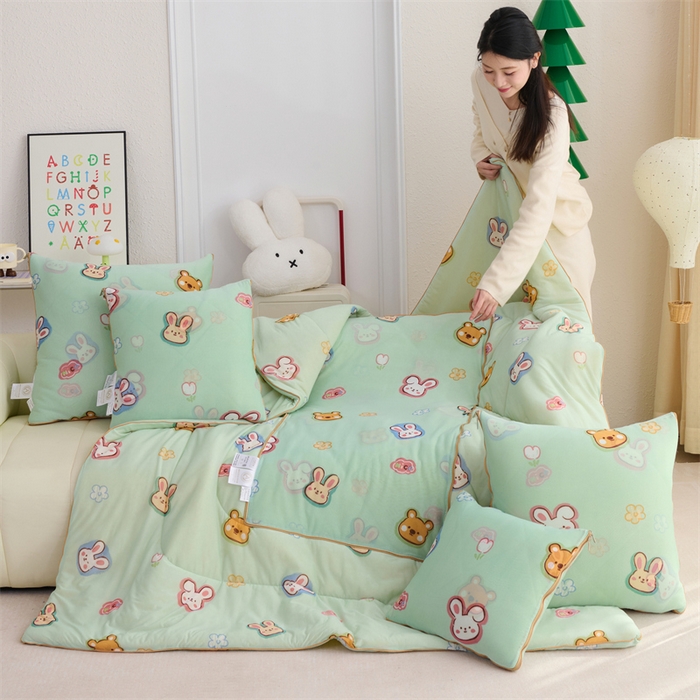 91家纺网 家纺一手货源 找家纺 照世 2025新款凉感丝印花抱枕被 圈圈兔