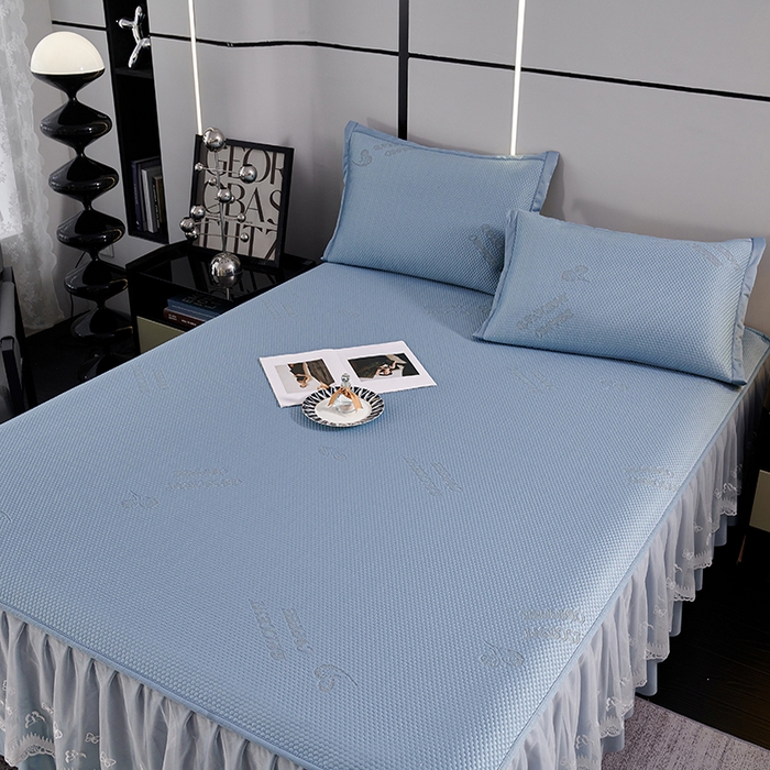 91家纺网 家纺一手货源 找家纺 青雅席业 2025新款7A抗菌母婴级纯乙纶PE刺绣凉感丝豆豆席 床裙款 字母爱心-蓝