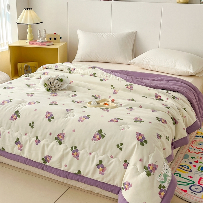 91家纺网 家纺一手货源 找家纺 爱宝被业 2025新款亲肤棉印花100%新疆棉花夏被空调被 紫色葡萄