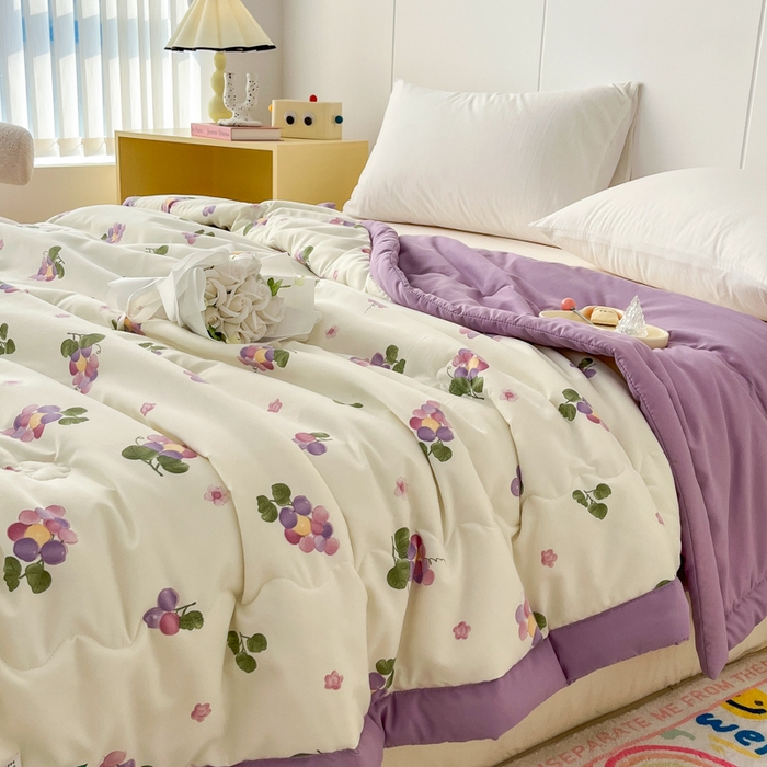 91家纺网 家纺一手货源 找家纺 爱宝被业 2025新款亲肤棉印花100%新疆棉花夏被空调被 紫色葡萄