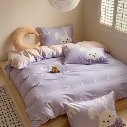 91家纺网 家纺一手货源 找家纺 Mr.pig猪先生水洗棉 2025新款50贡缎长绒棉数码印花嵌绳四件套 俏皮兔-紫